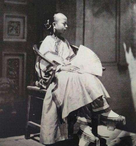 直接将自己剃成阴阳头,和男子发型都有的一拼了而她们居然还把发际线