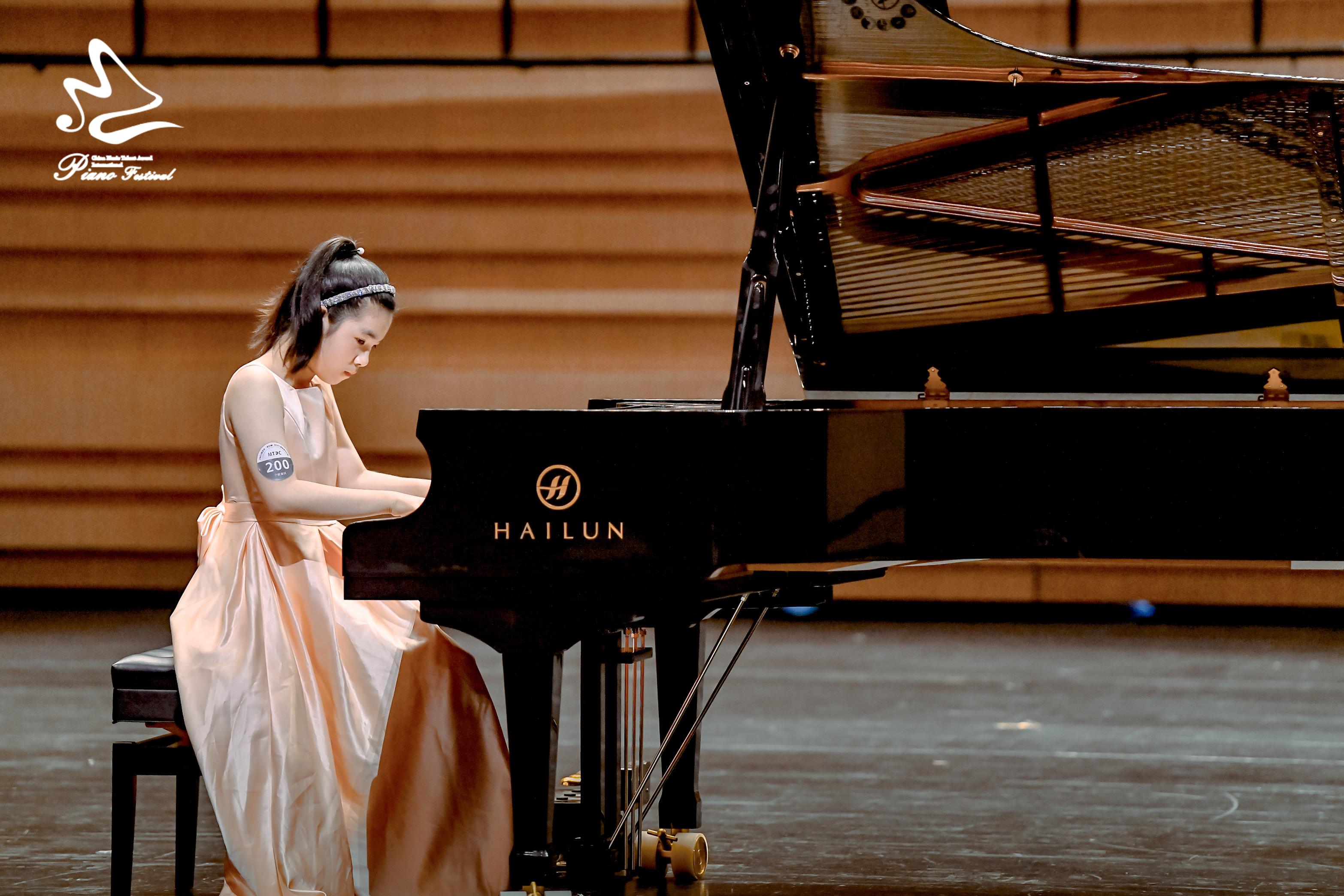 比赛现场,200多名琴童盛装出席,怀着对音乐的满腔热情踏上舞台,指尖在