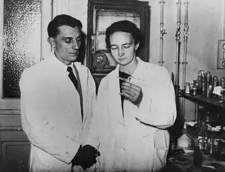 朗之万后来伊蕾娜与其丈夫(两人被称为小居里夫妇)也因"一种新型放射