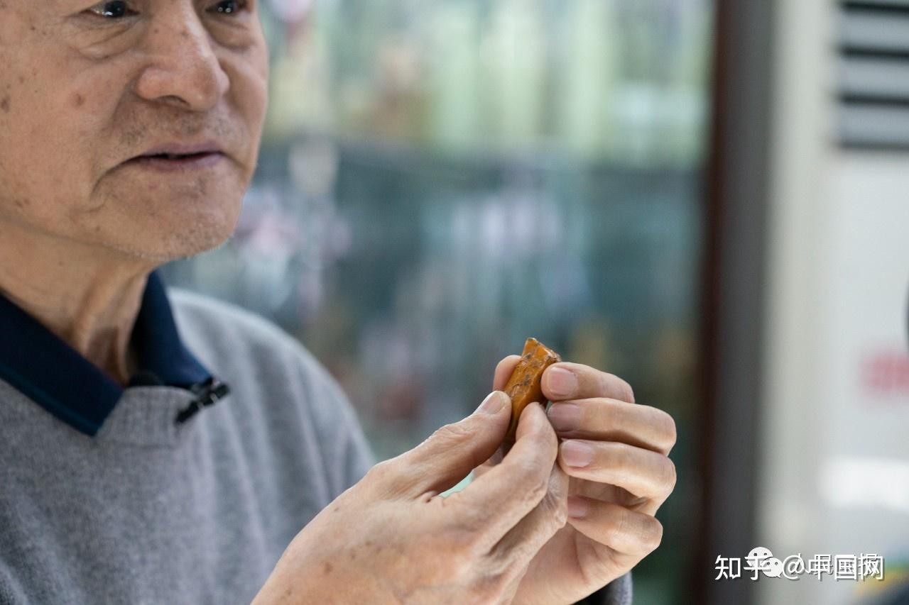 郑怀忠正在讲解不同石料的特性.