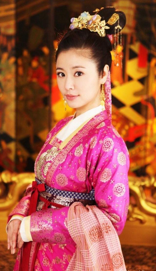 二十六,元宝髻这种发髻,需要用到假发或内置支撑物于头发里.