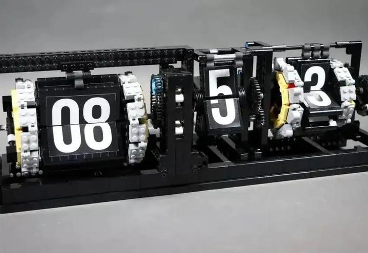 现在几点?乐高ideas投稿作品《机械翻转时钟》获得万票支持