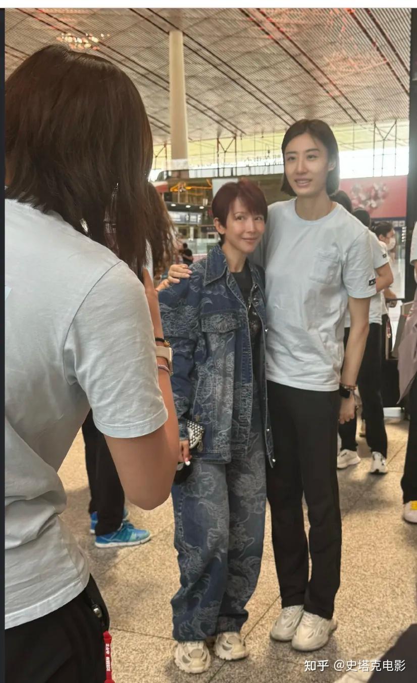 50岁蔡少芬现状:和女排姑娘合照,173的身高也显得「小鸟依人」