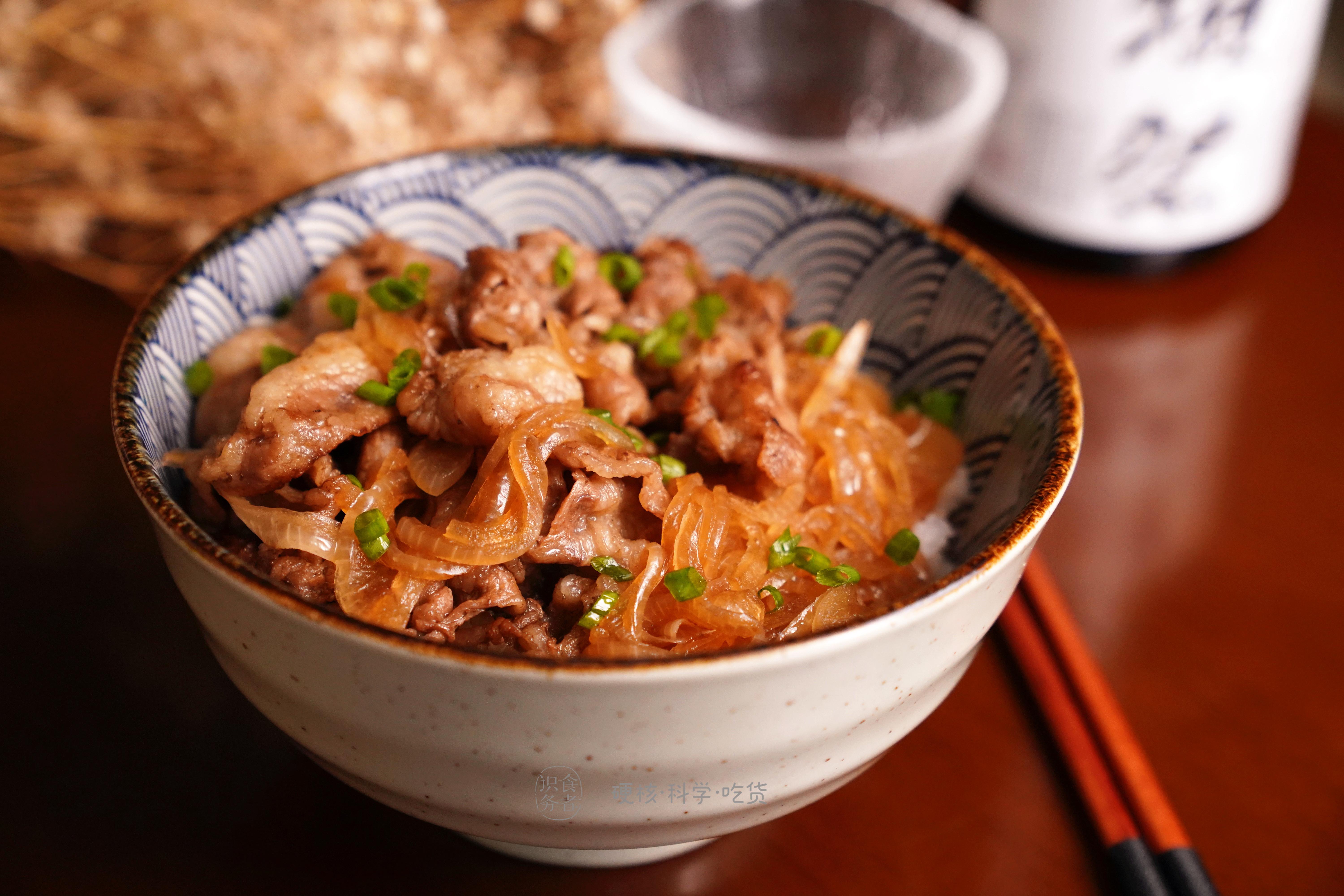 了解了酱汁配比与制作了出汁之后,做这道牛丼就是水到渠成的事情了.