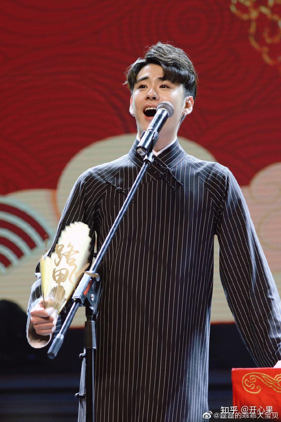 你觉得张云雷拿扇子的照片哪张最好看? - 知乎