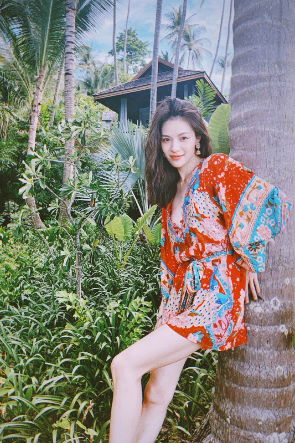 此次钟楚曦真的是豁出去了,固然这件裙子看上去普通都是那种上了年龄