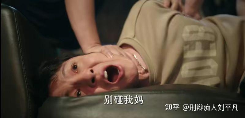 11人羞辱母亲儿子反杀1人却被判无期怒问法官是你该怎么做