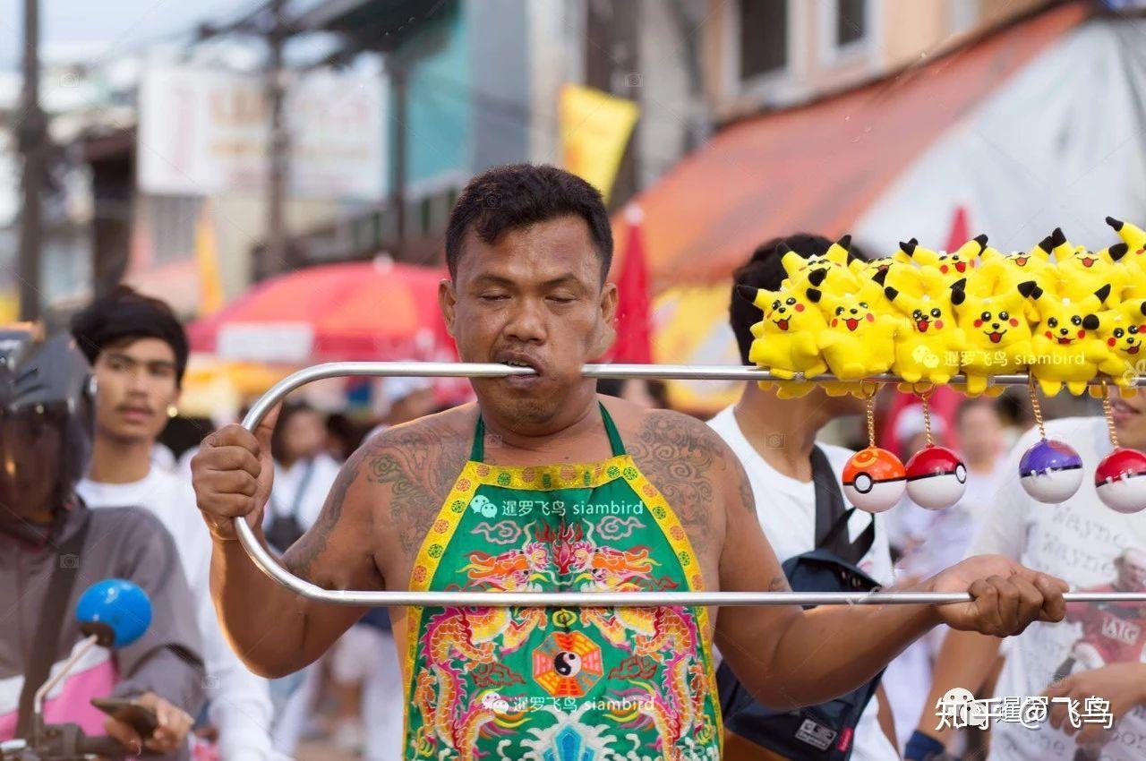 泰国普吉岛素食节乩童针刺刀枪穿脸中国游客激增