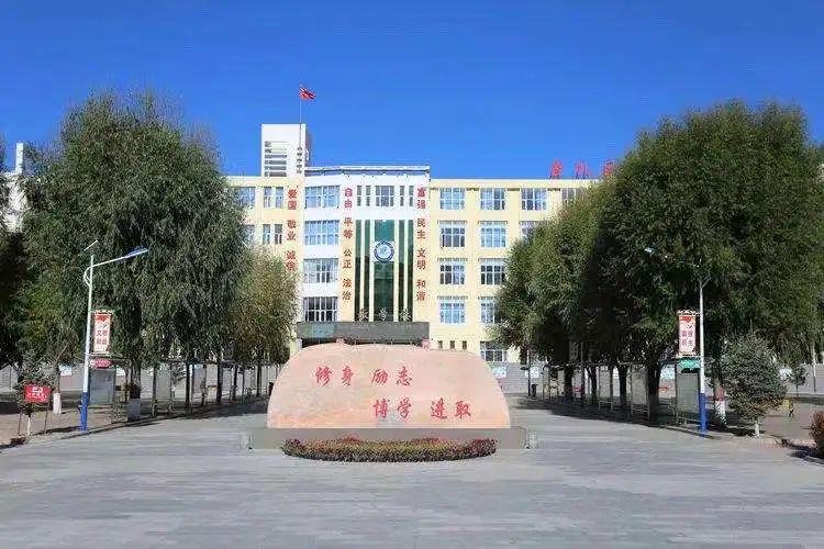 小贴士:崇礼一中崇礼一中创建于1952年,1978年列为河北省重点中学