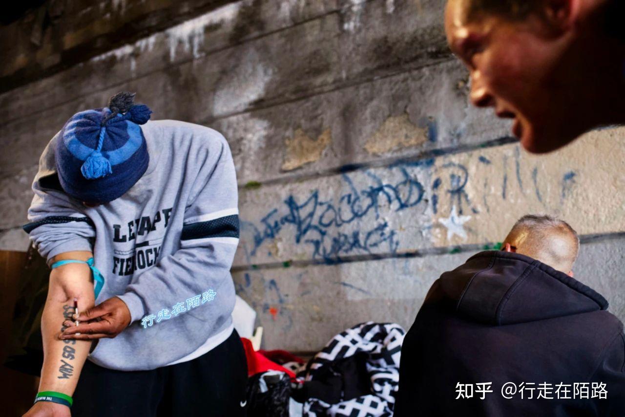 因为太乱,肯辛顿三所学校和七座教堂直接搬走,同期搬走的还有邮局