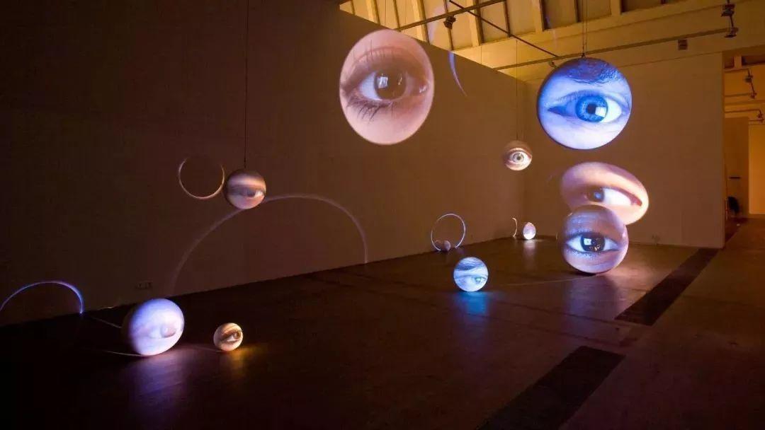 tony oursler(生于1957年)是美国多媒体和装置艺术家.