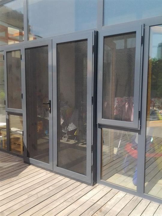 把阳台上的铝合金窗中的一扇换成纱窗安全吗? - 知乎