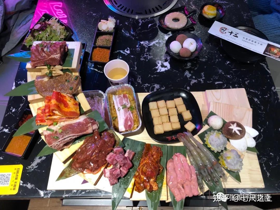 評分 ★★★★★在酒肉世界裡迷醉02自助小料的品種繁多,披薩卷小零食