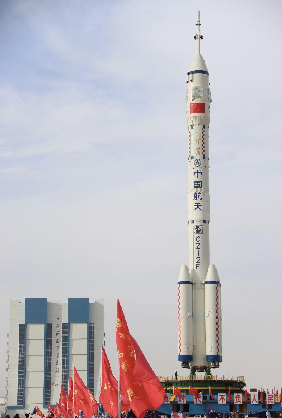 神舟十五号载人飞船与空间站组合体完成对接,中国 6 名航天员首次实现