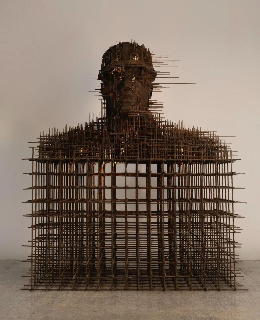 男生焊接1400斤钢筋铸造工人雕塑:致敬所有建设者!