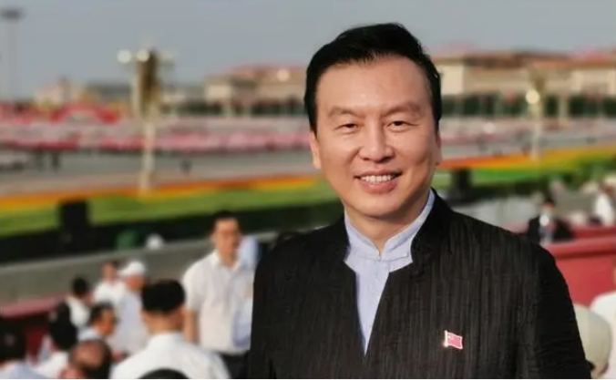 央视张泽群:扎根央视27年,55岁老来得子,事业尽孝两难全