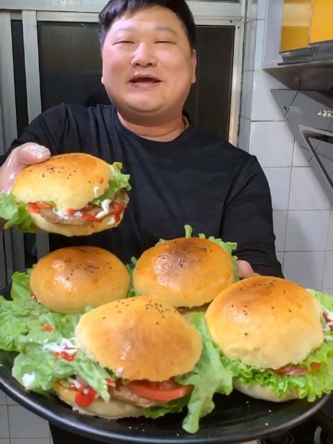 德子欧白卉 · 1461 次播放 1:40超简单好吃的牛肉炖土豆麦兜兜小厨