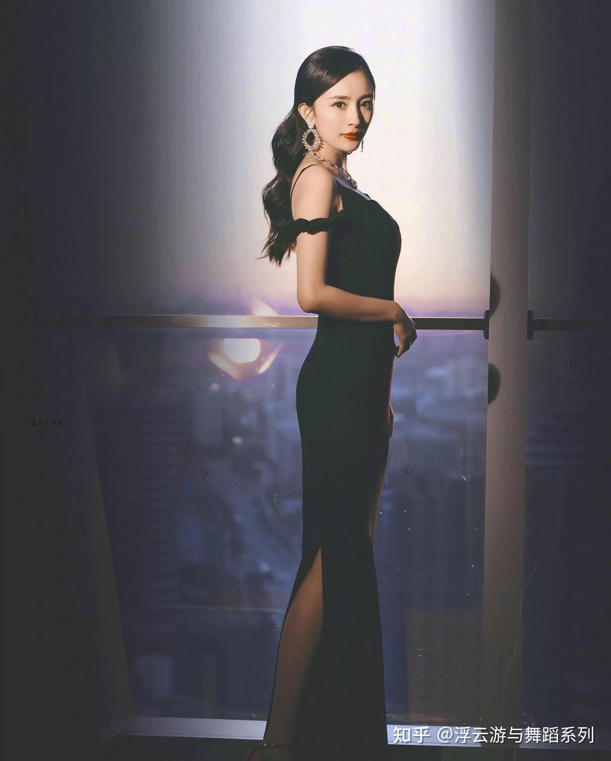 杨幂的大胸为什么没有其他大胸女的胸部那么挺? - 知乎