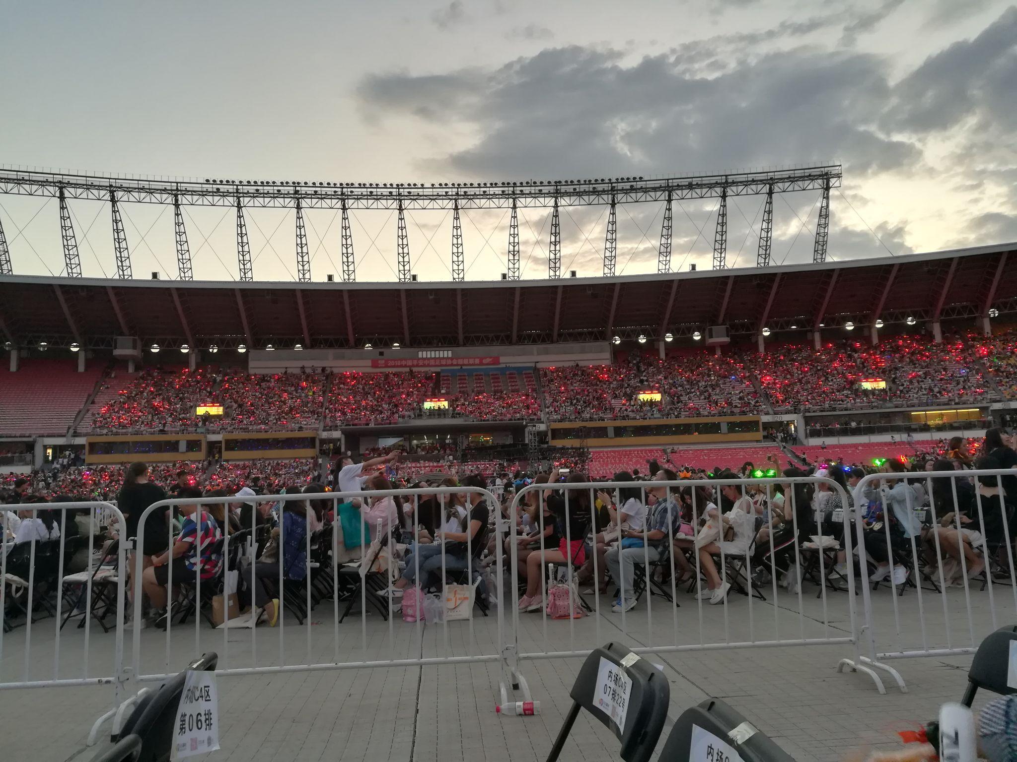 如何评价易烊千玺在TF五周年的表现?