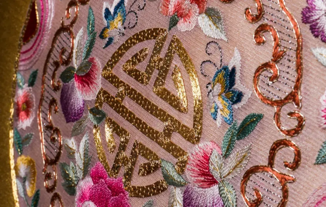 盘金绣织就中式嫁衣的锦绣画卷