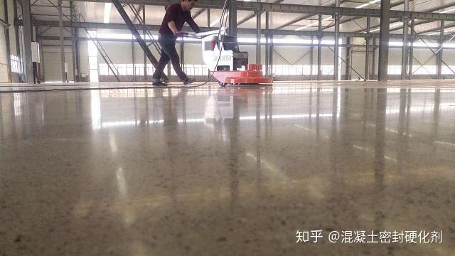 怎么做水泥地面 v2-897b0ae0265aa7cf5e10afa58197cc80_r.jpg