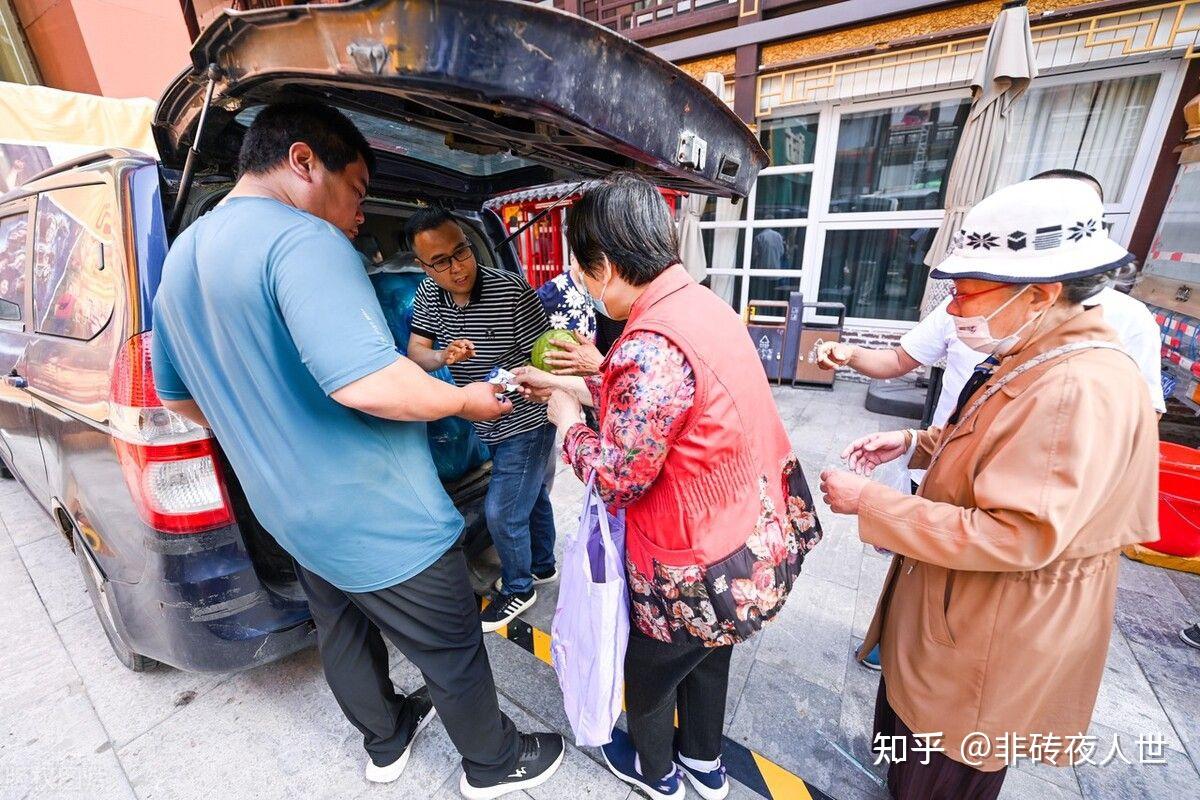 江城包容了河南小贩的梦想 《城市梦》讲述城管与小贩“拉锯战”__凤凰网