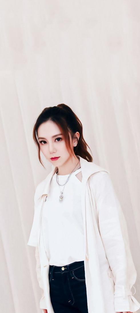 有适合全面屏的邓紫棋壁纸吗