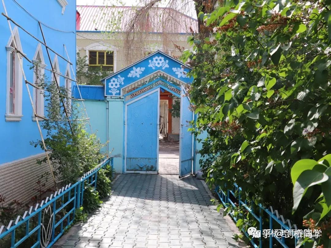 无意中又走进了工人街十三巷里那个塔塔尔族的民居,意外地遇到了主人