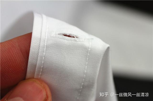 尤其是细节处,这款90分三防衬衫的细节处,如纽扣的扣眼处,衬衣的下摆