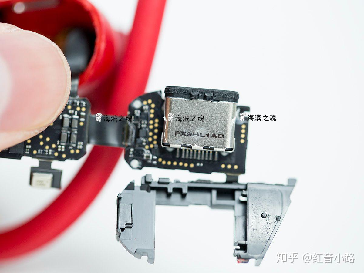 右侧为耳机主体部分;右侧电路板为3层结构.