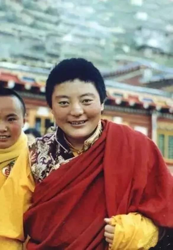 1966年,门措上师出生在四川省甘孜州色达县洛若一个叫琼效的地方.