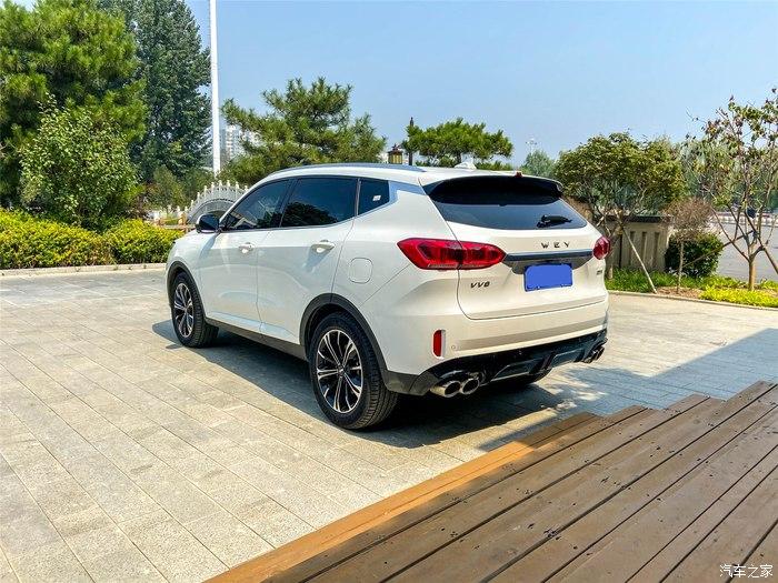 vv6的后部显得很厚重,尤其喜欢下面双排气筒,显得很