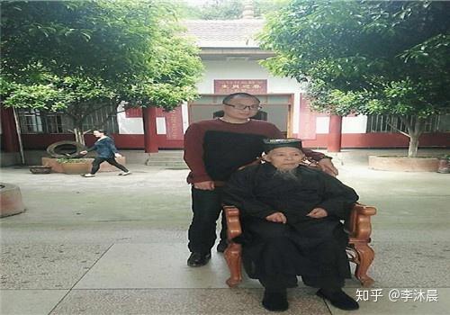 祖塔紧邻沩山千年古刹密印寺,有灵祐禅师墓塔而得名.