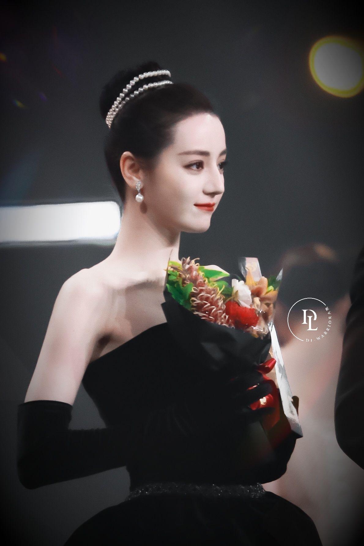可以分享一下迪丽热巴的美图吗? - 知乎