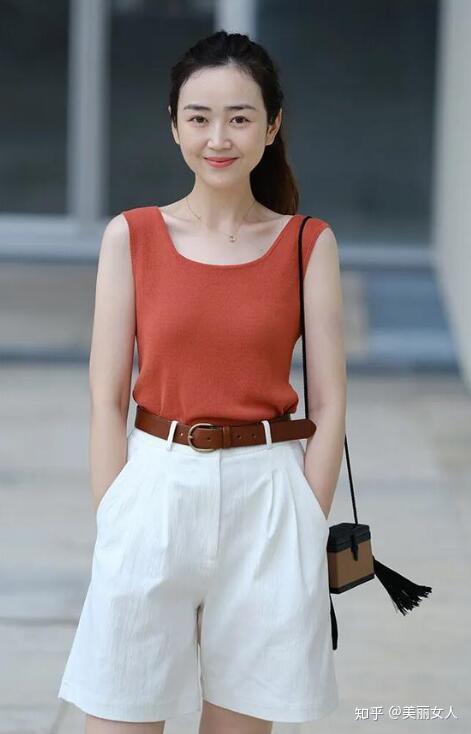 四十岁女人怎么穿衣显年轻有气质