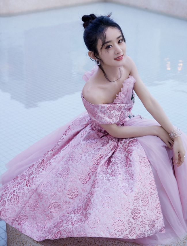 赵丽颖晒直播造型一袭粉紫刺绣叠纱礼裙效果梦幻甜美名门泽佳