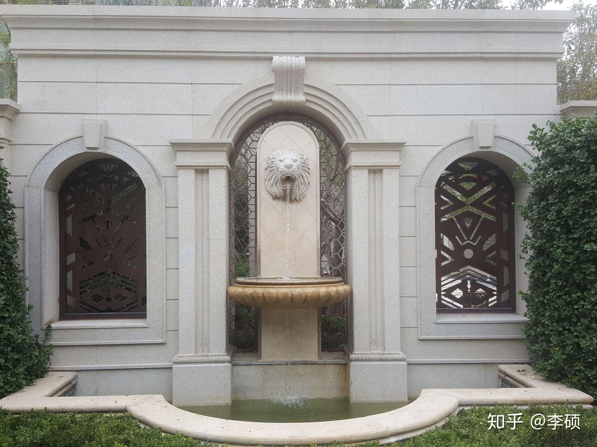 小区道路入口处尽端的景墙图案是取材于法式园林惯用的古希腊罗马神话