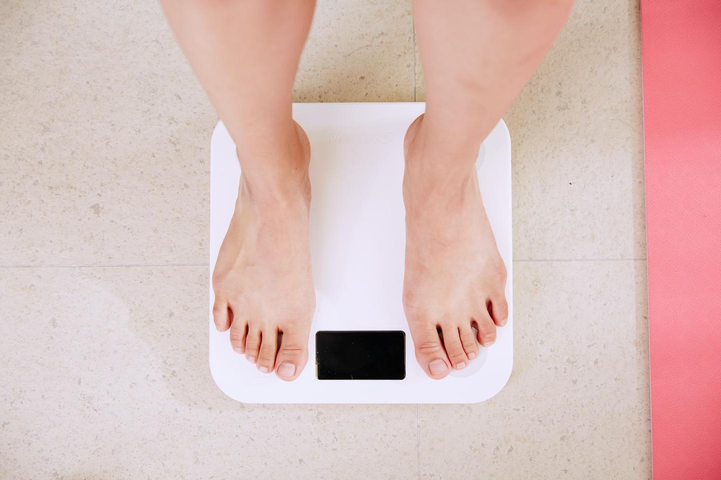 一个在节食的女人开始称体重插画图片素材_ID:424065481-Veer图库