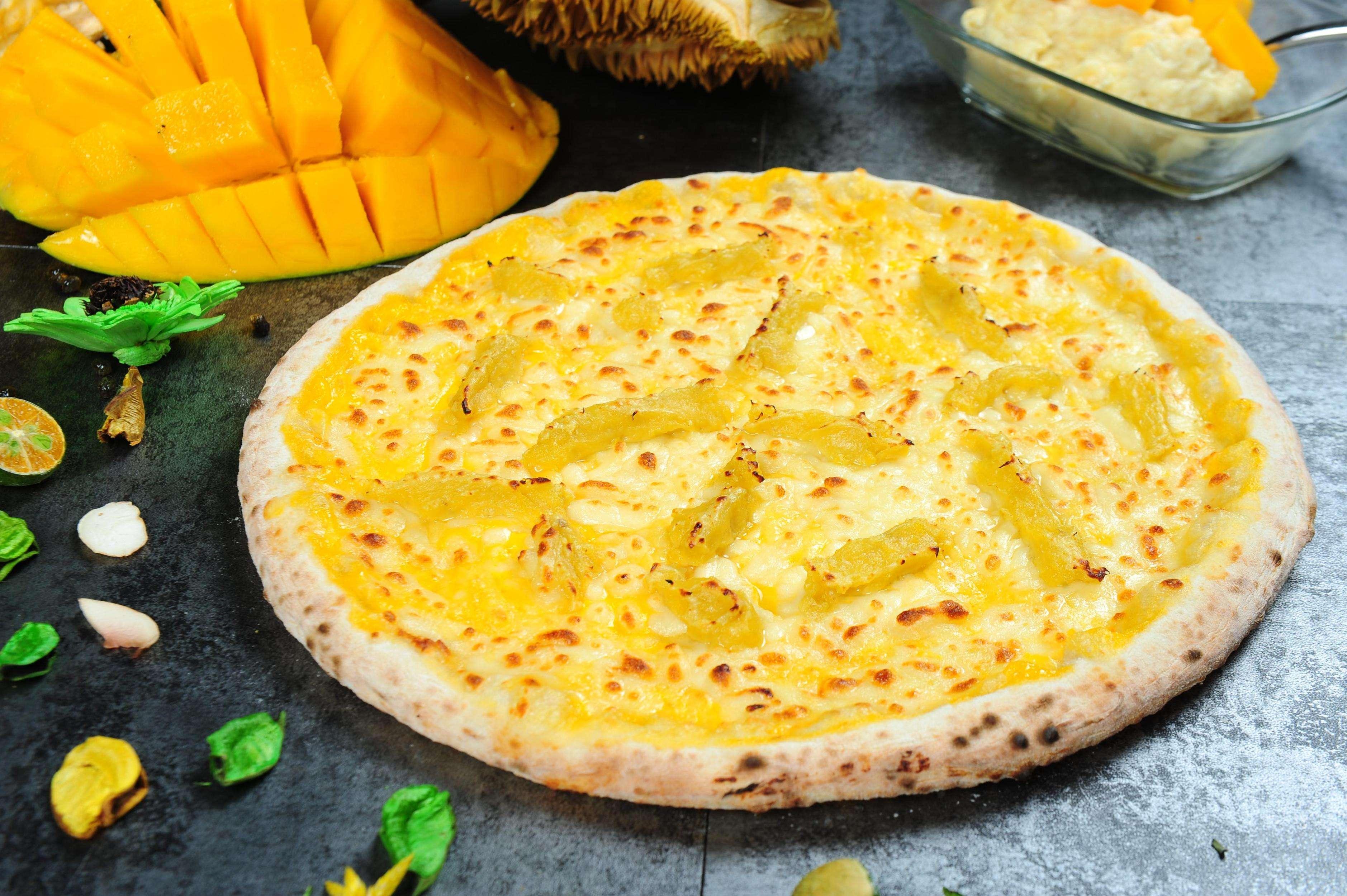 榴莲餐饮化最典型的案例就是乐凯撒的榴莲披萨,实际上,在榴莲披萨之前