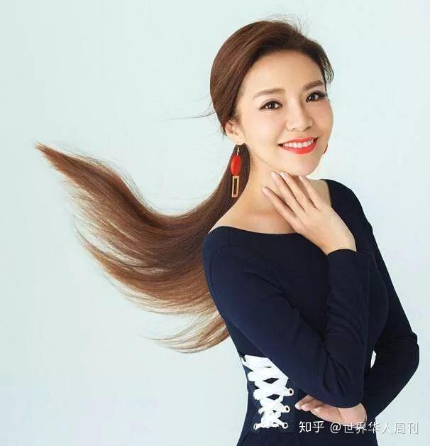 她欣赏"外柔内刚,外圆内方"的女人,对于现在的一切,她知足而感恩.