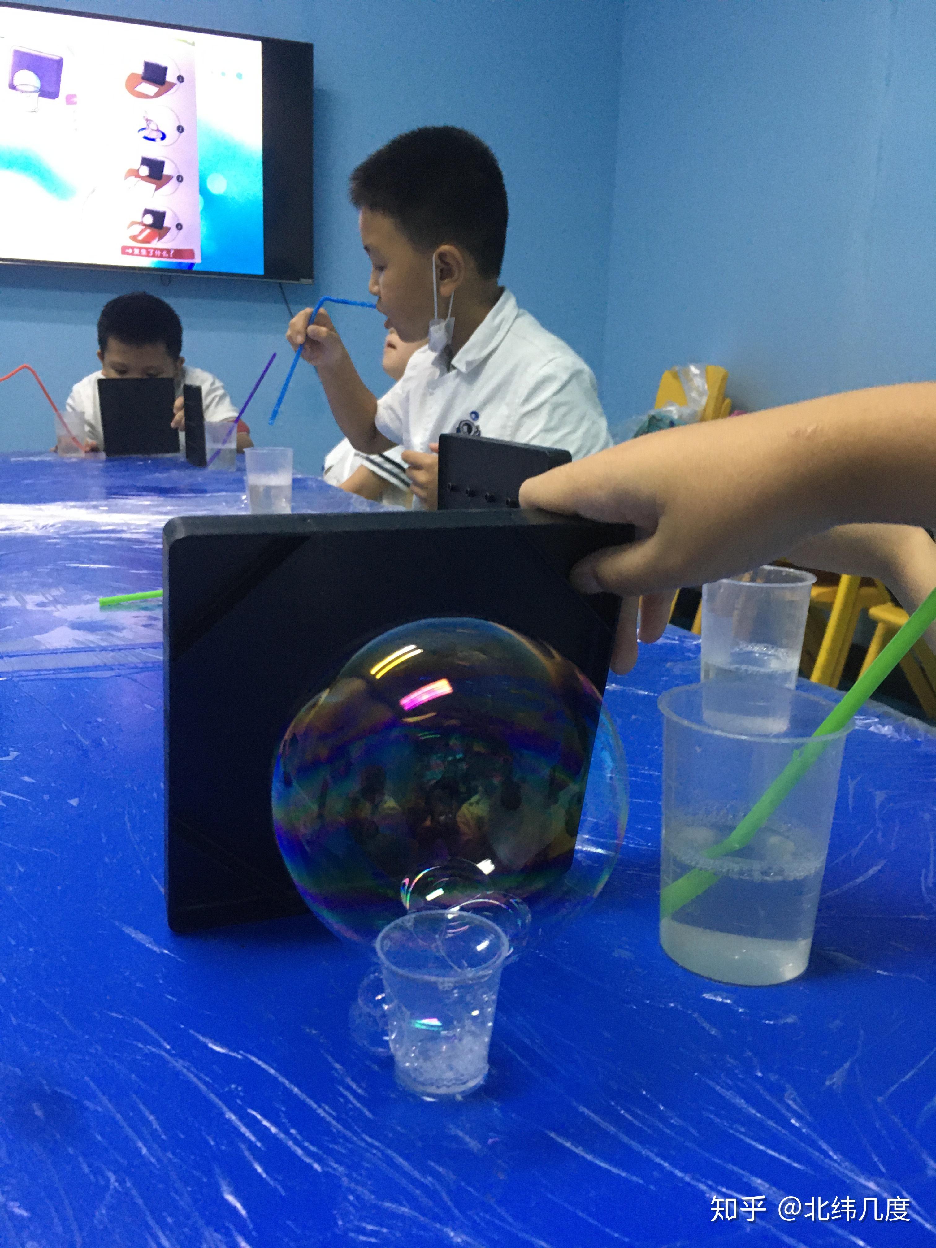 运用杠杆原理(跷跷板),做声波实验(回声游戏)……他们试图找出生活中