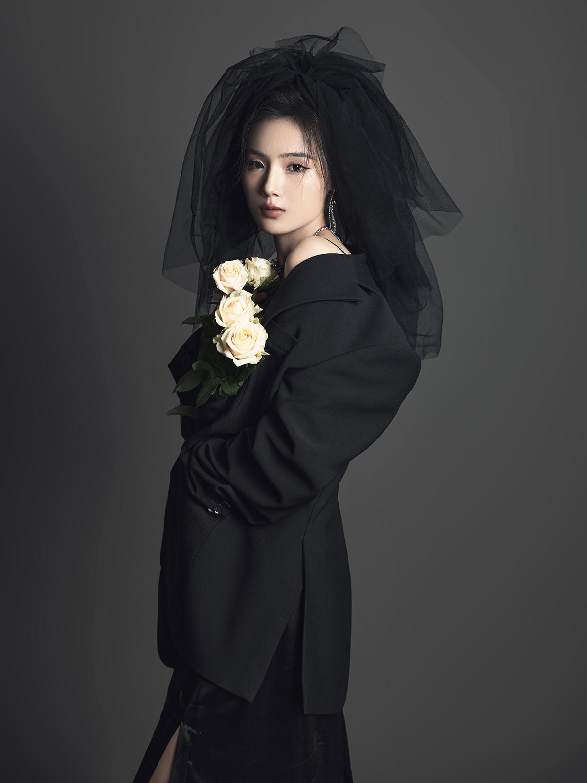 来一组超有个性的黑色头纱写真