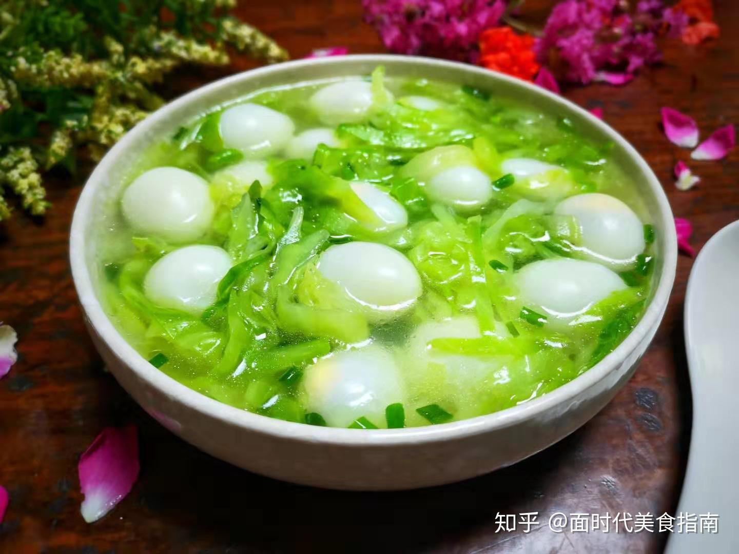 白菜别再炖大肉吃了加几个鹌鹑蛋简单一做一道汤就出来了美味好吃