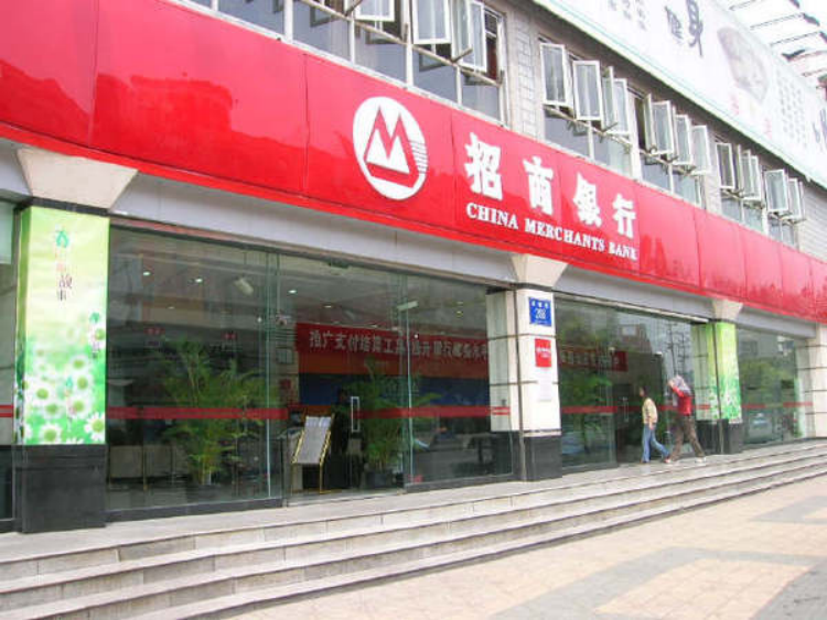 第一种方法 :在公司上班可以叫公司代发工资,交点社保,让银行感觉你