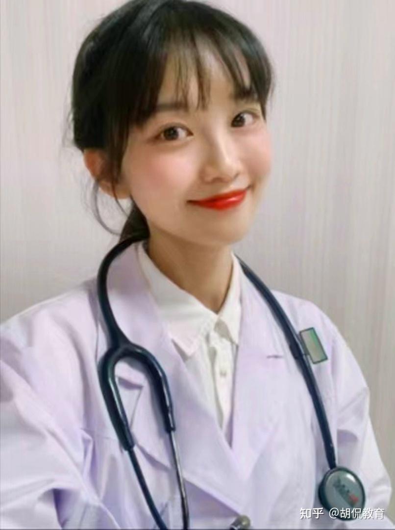 神仙颜值!北大"90后"医学博士爆红全网,实习照片让人怦然心动