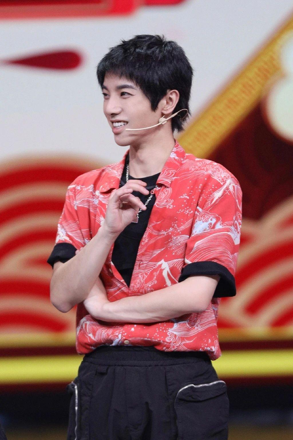 王牌对王牌华晨宇壁纸来了穿上红色着装喜气洋洋超帅气的