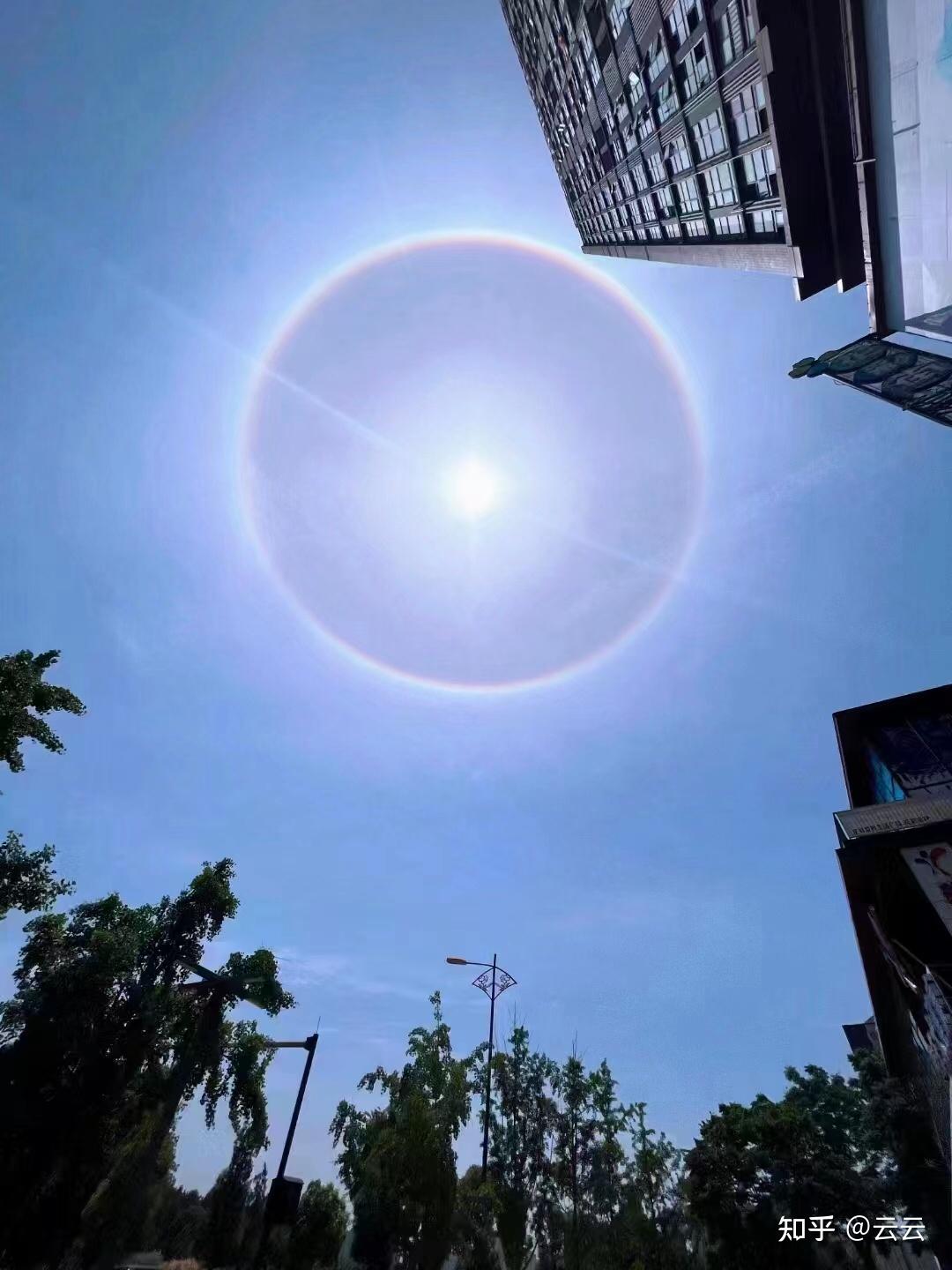 太阳异常太阳周围出现一圈彩虹光晕光圈内亮度比光圈外暗一点这是什么