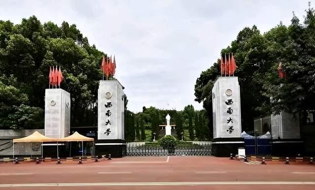 西南大学保安扔了学生的花,声称有领导安排,他到底是谁?