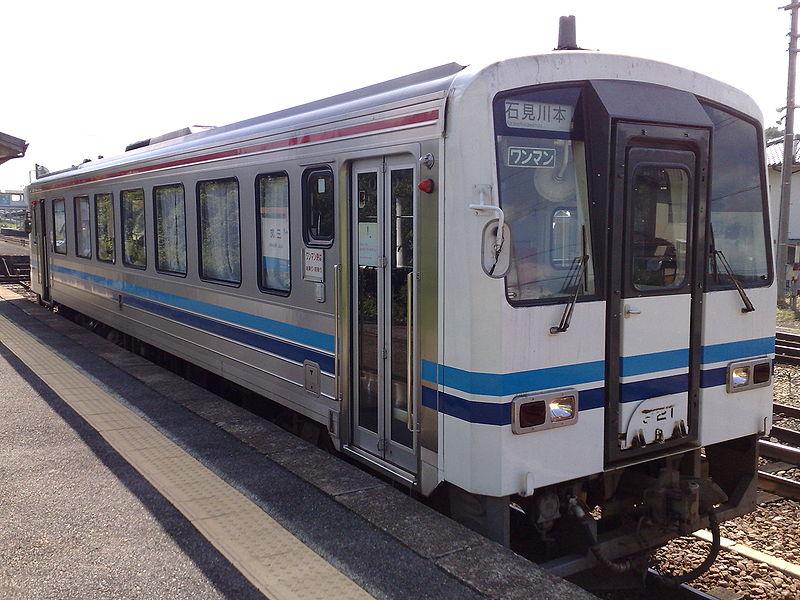 运用车辆三江线的kiha 120-300系内燃轨道巴士,跟一般的胶皮轮子公交