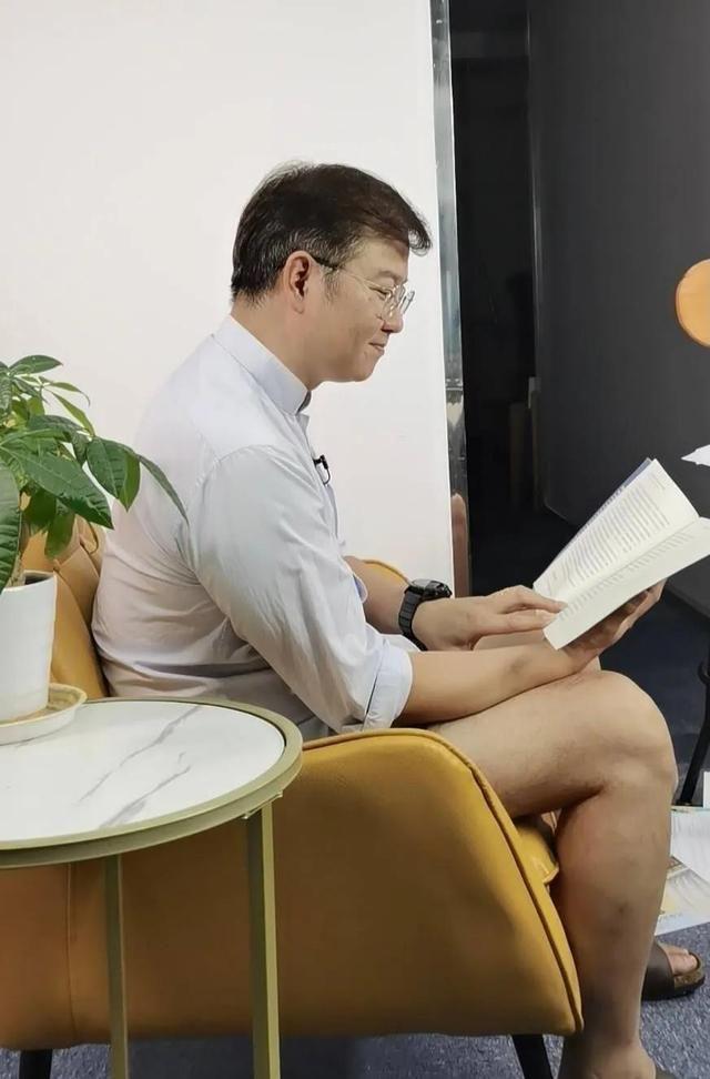 主持人赵川:三婚两离,凭"三寸不烂之舌"娶小娇妻 - 知乎